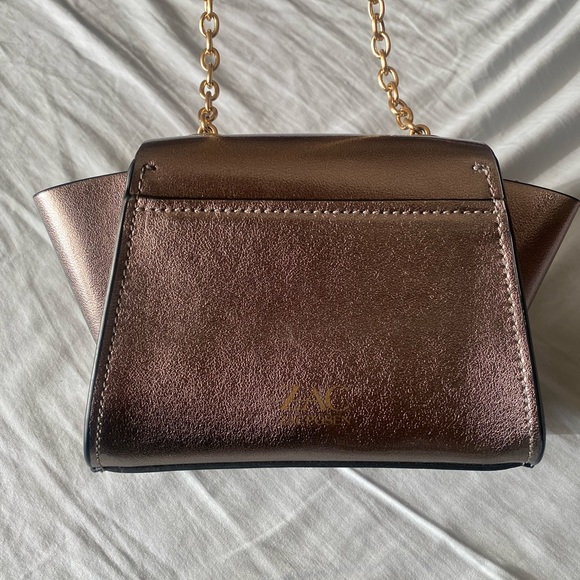 Gorgeous and cute metallic silver mini crossbody. - Picture 5 of 7